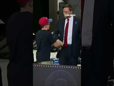 Vance takes selfie with boy in heartwarming moment #shorts #foxnews #News #politics #us