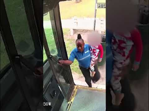 ‘OH MY GOD’: A bus driver rescues a child wandering around in the street alone #shorts #usa #News
