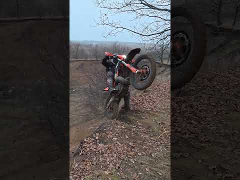 Amateur Enduro | Climbing the hill along the traverse