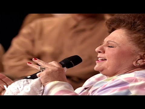 Bill & Gloria Gaither – The Holy Hills of Heaven Call Me [Live] ft. Vestal Goodman, Dottie Rambo
