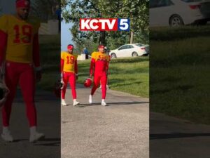 Patrick Mahomes walks down the hill to ‘MVP’ chants on the first day of full pads in St. Joe! 🏈