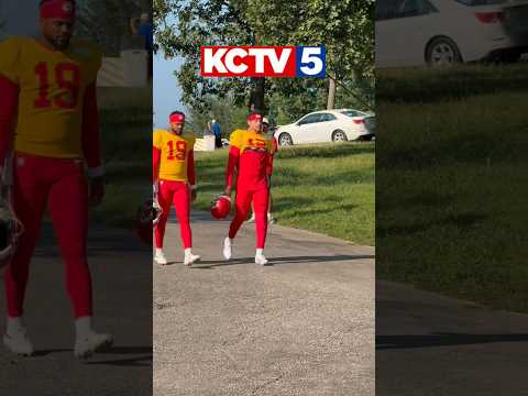 Patrick Mahomes walks down the hill to ‘MVP’ chants on the first day of full pads in St. Joe! 🏈